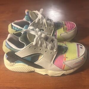 Girl's 5.5 Brand-new multicolor Nike huaraches